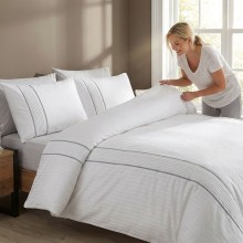 Луксозен спален комплект от делукс сатен, Алфа - Бял Луксозен спален комплект от делукс сатен, Алфа - Бял